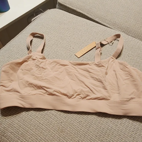 Skims Scoop Bralette - Picture 2 of 3